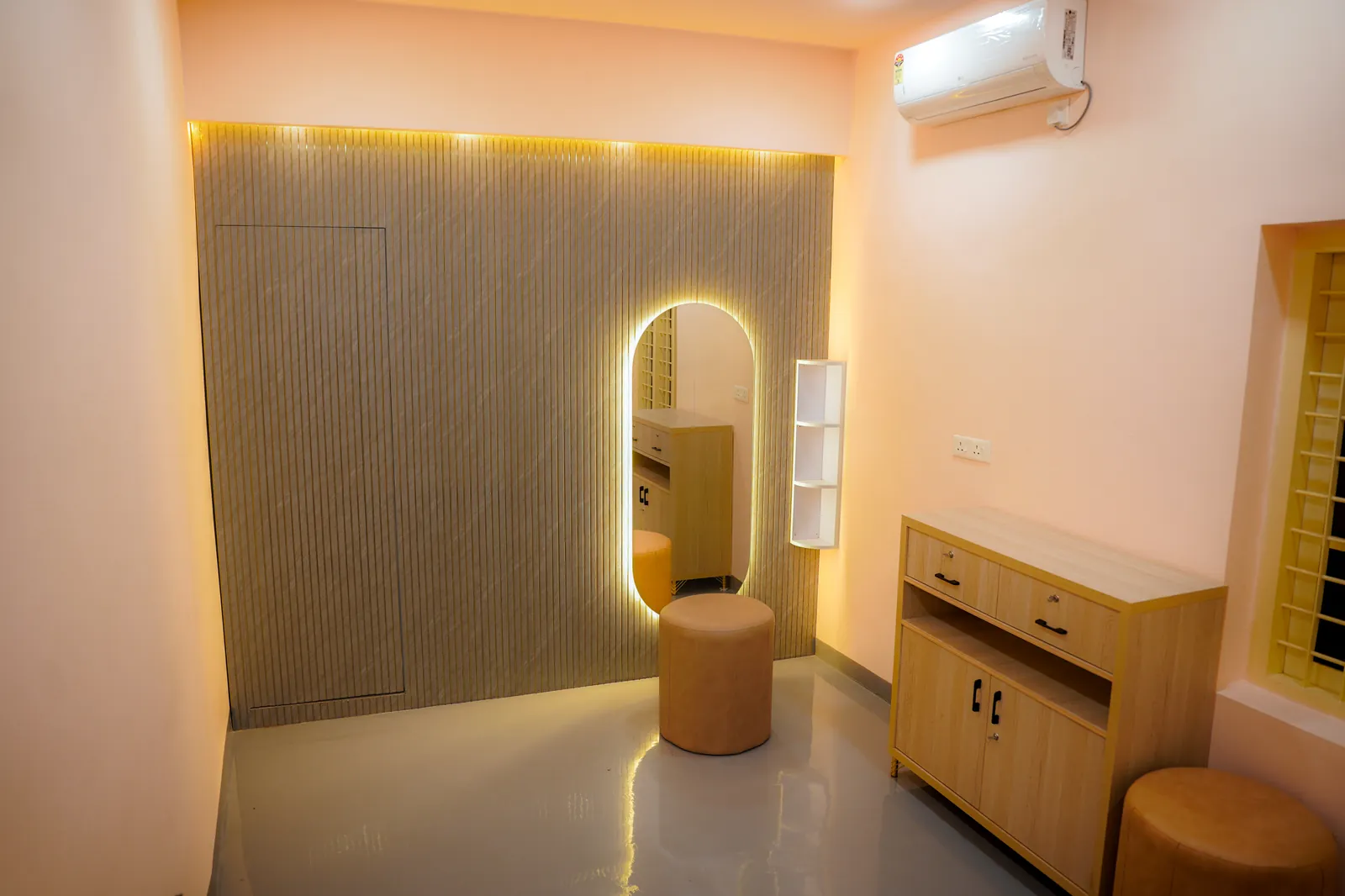 Air-conditioned dressing room with mirror setup (1 of 3)
